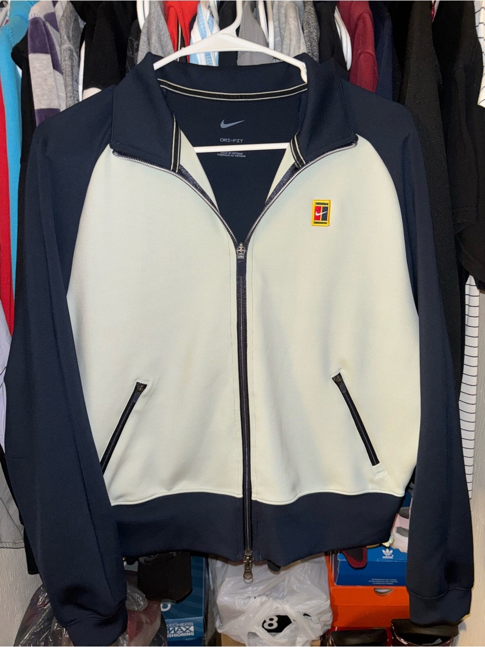SOFT N SILKY TYPE Nike/ Navy and White Lightweight Zip Jacket. No stains,